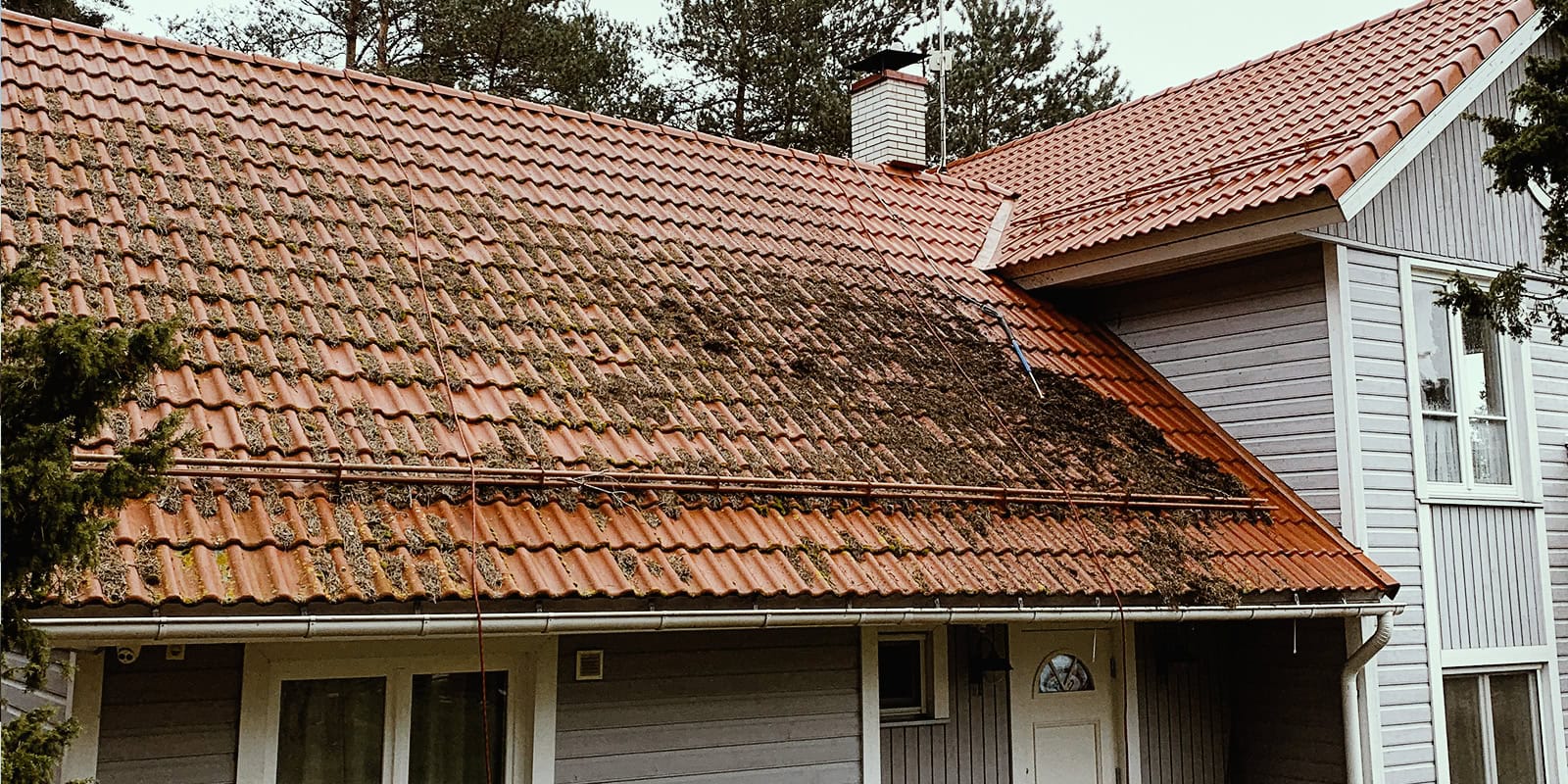 Punane kivikatus enne katusepesu