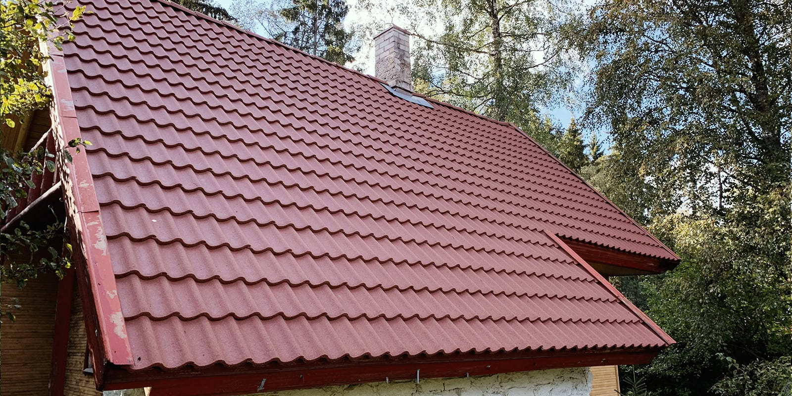 Punane kivikatus pärast katusepesu