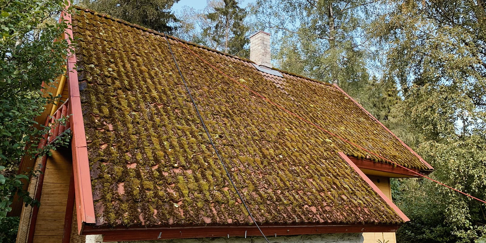Punane kivikatus enne katusepesu