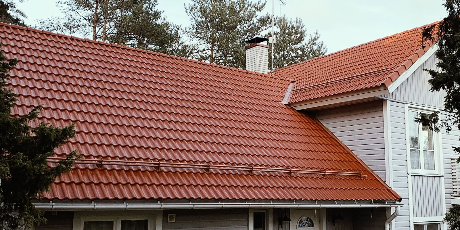 Punane kivikatus pärast katusepesu