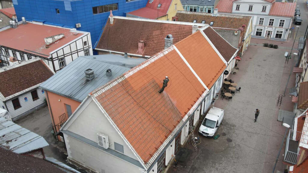 Pruuni katuse pesemine.