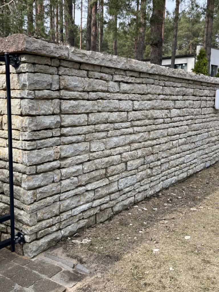 Fassaadipesu - Pärast korralikku kiviaia survepesu.jpg