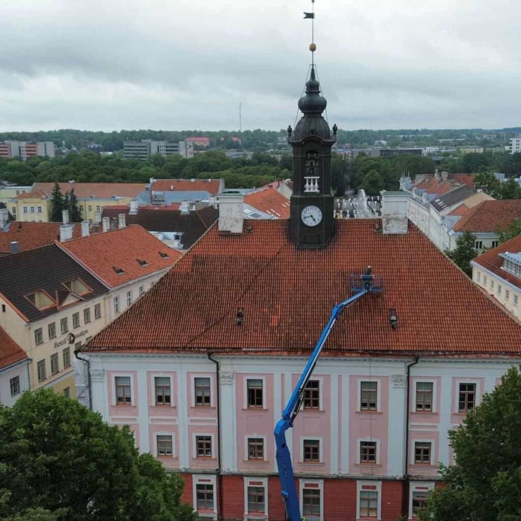Tartus Raekoja Hoonele tehtud katusepesu - Puhastuse ajal tehtud pilt